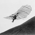 Otto Lilienthal im Flug mit seinem Segelflugzeug
