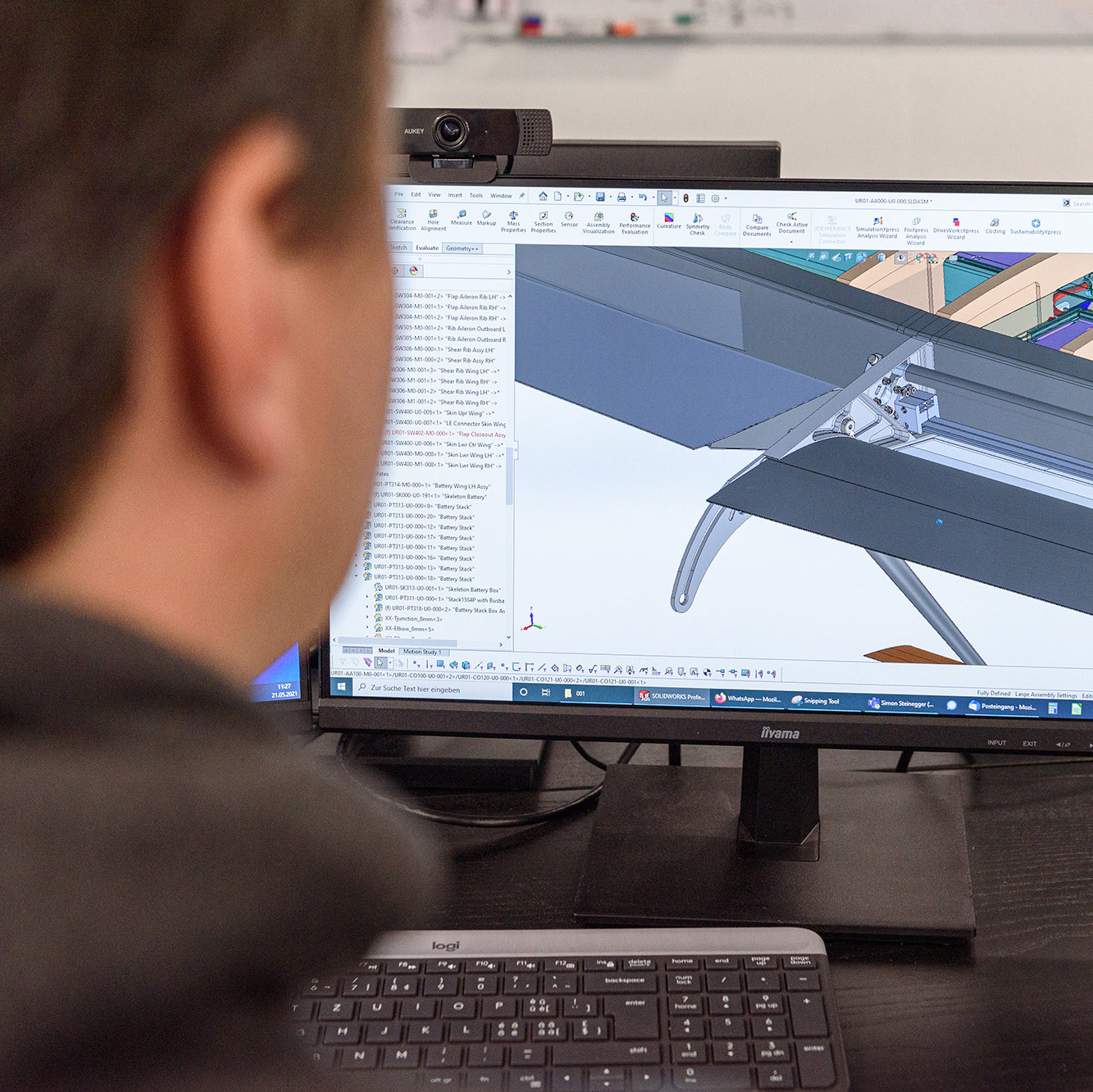 Oliver Ensslin konstruiert ein Teil und wir sehen den 3D-Bauplan des Rennflugzeugs auf seinem Bildschirm